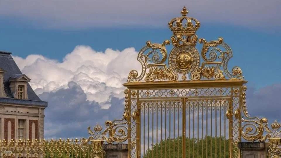 Guided tour to the Eiffel Tower and Versailles Palace