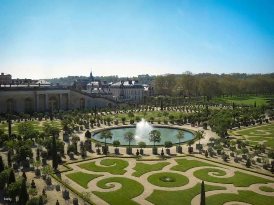 Guided tour to the Eiffel Tower and Versailles Palace