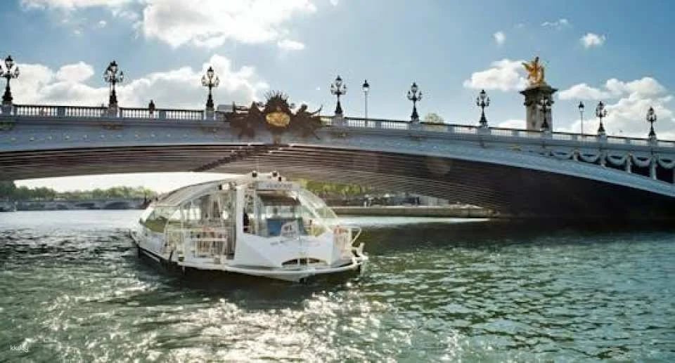 Batobus self-guided audio tour in Paris