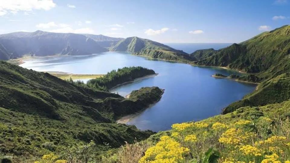 Full-day watching tour with lunch and hot springs at the Lagoa do Fogo