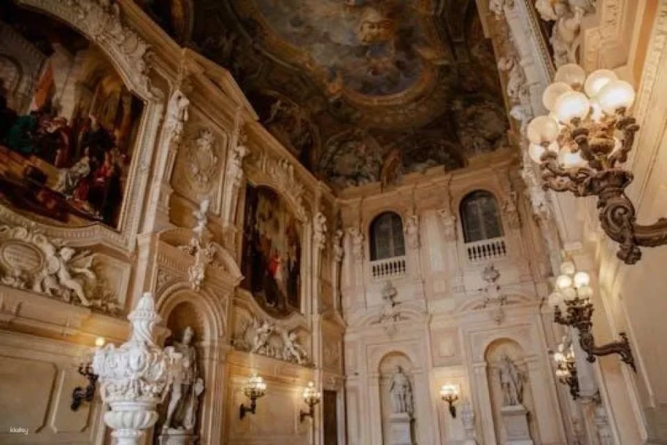 Royal Palace guided tour with skip the line ticket (608715)