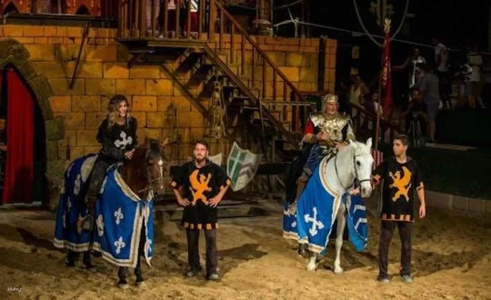 Dinner with Robin Hood themed show at DesafĂo Medieval