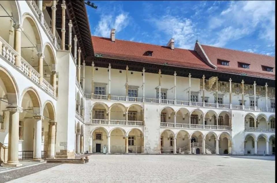 Wawel Castle Interiors and Crown Treasury Private Tour