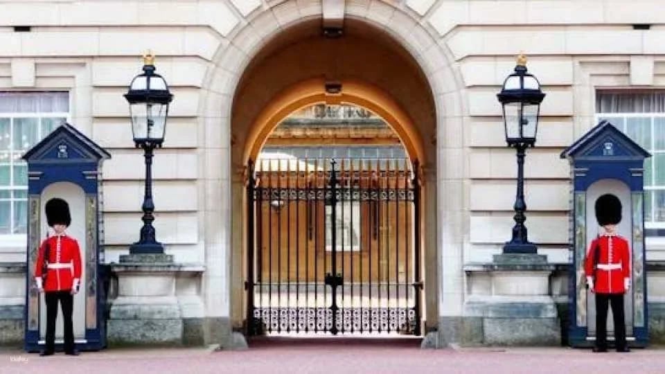 Royal London tour with Changing of Guard and optional river cruise