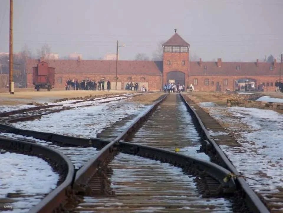 Auschwitz-Birkenau Spanish Guided Tour with Hotel Pick-Up