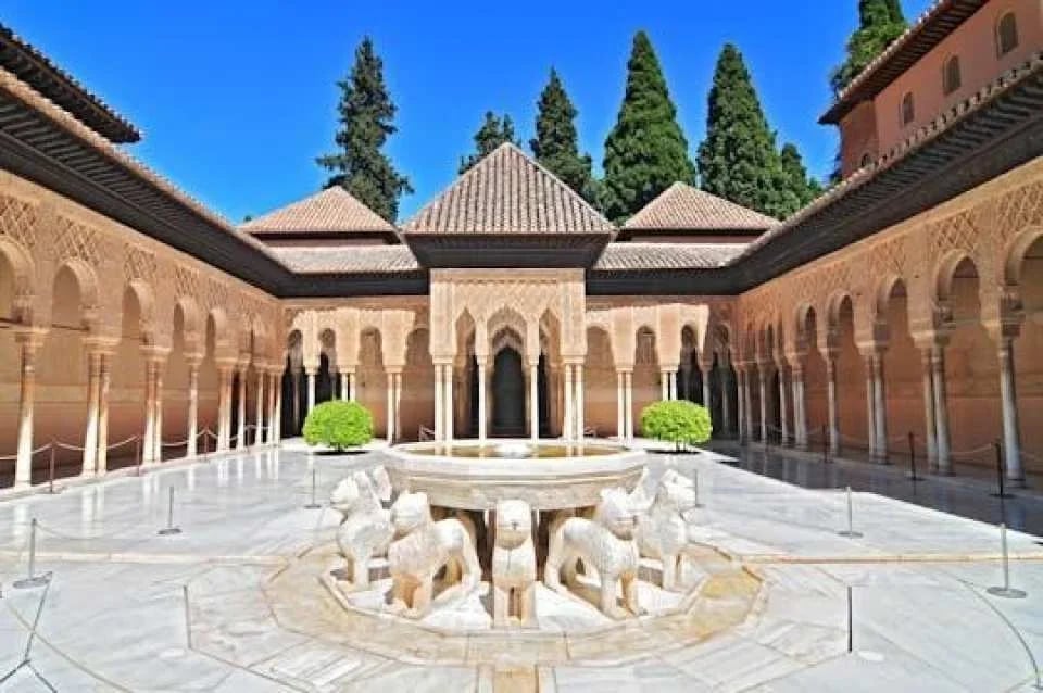 Alhambra guided group tour with Nasrid Palaces and Generalife Palace (612290)