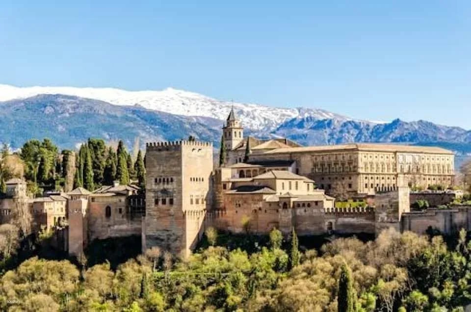 AlbaicĂn and Sacromonte small group guided tour with entrance to the Alhambra (612484)