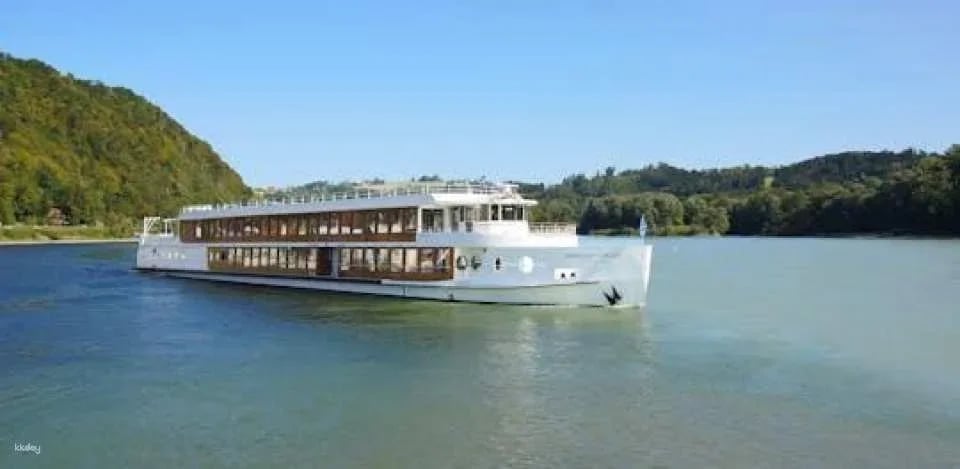 Barefoot Lock Tour from Passau to Engelhartszell (612915)