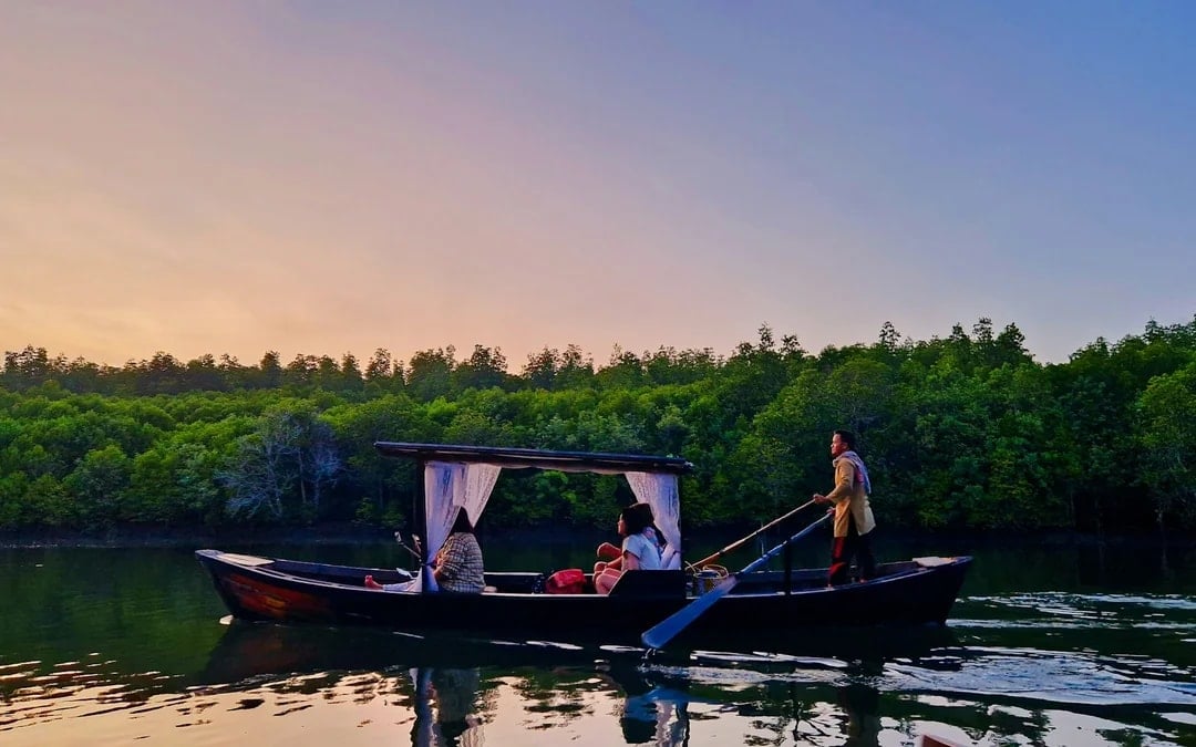 Koh Lanta Private Sunrise Gondola Boat Tour in Tung Yee Peng Mangroves with Breakfast