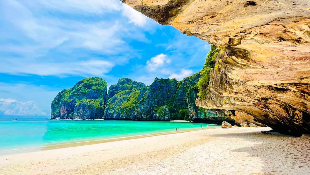 Maya Bay beach with limestone cliffs and turquoise water, Phi Phi Islands, Thailand.