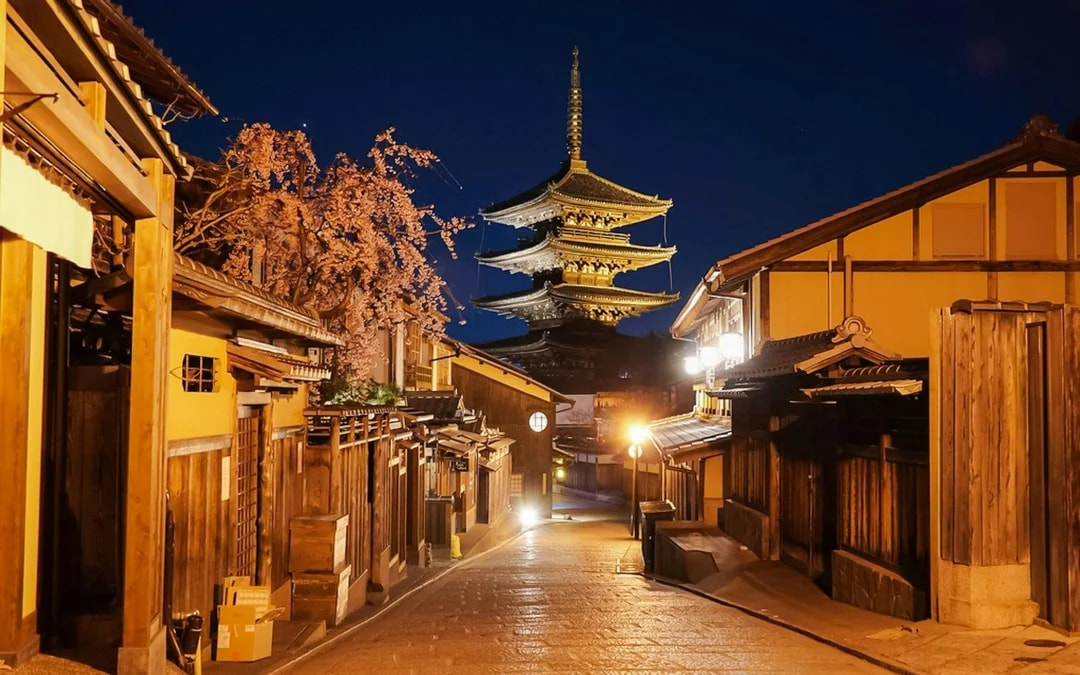 Kyoto: Gion After-Dark Walking Tour – Geisha Culture & Night Sightings with Local Guide Image 6