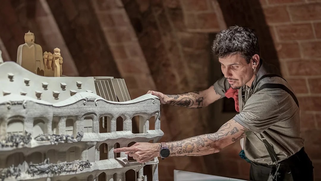 Guide explaining Casa Mila model during La Pedrera Night Experience in Barcelona.