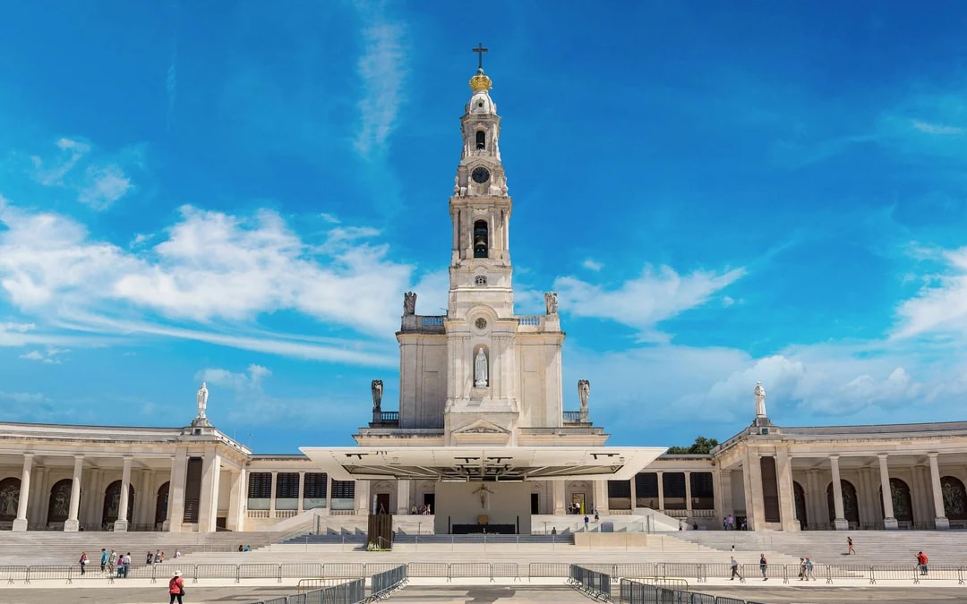 From Lisbon: Fatima, Óbidos, Nazaré & Batalha Day Trip  Image 1