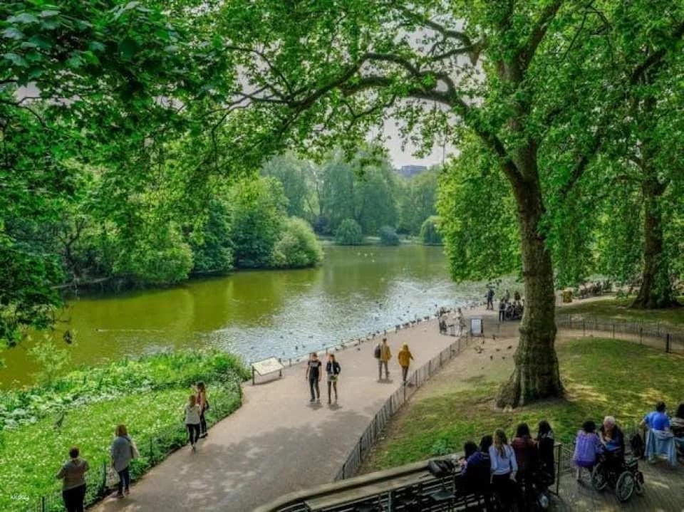 London big city hike through renowned landmarks