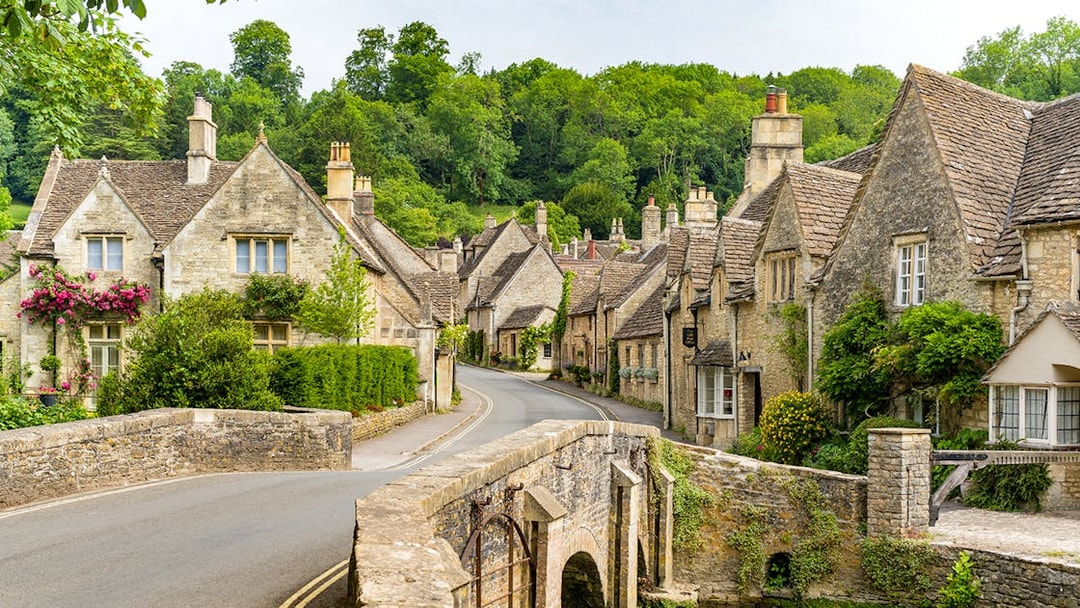 Stone cottages and bridge in a Cotswolds village on the Blenheim Palace, Downton Abbey Village tour.