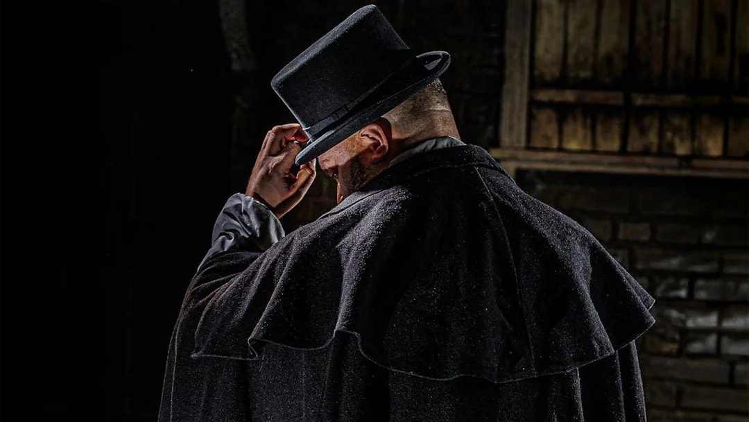 Man in dark cloak and top hat, representing Jack the Ripper at London Dungeon.