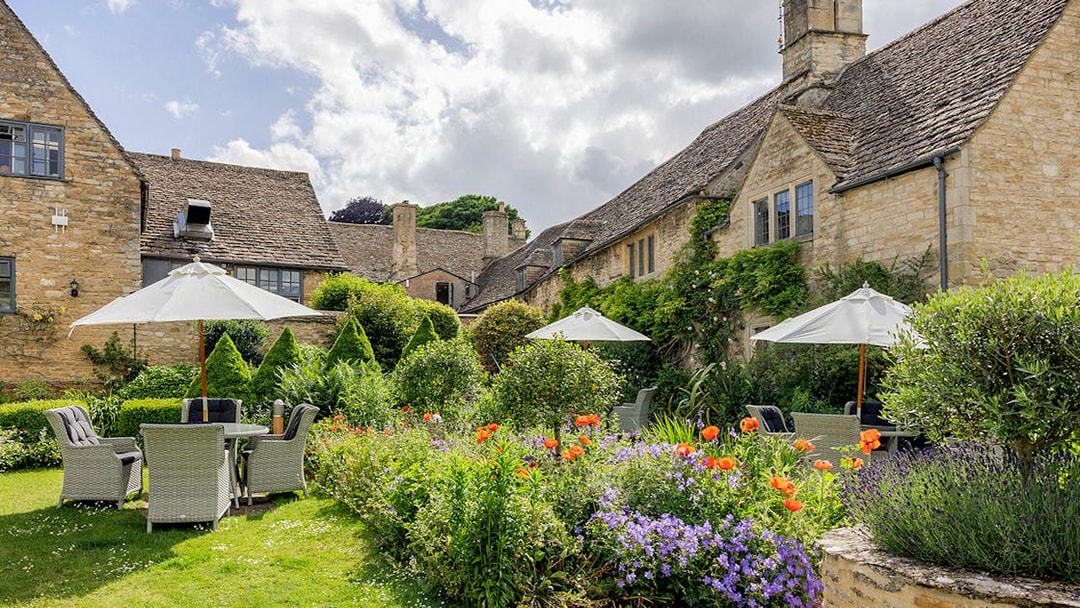 Country pub garden with outdoor seating in the Cotswolds, Oxford tour.