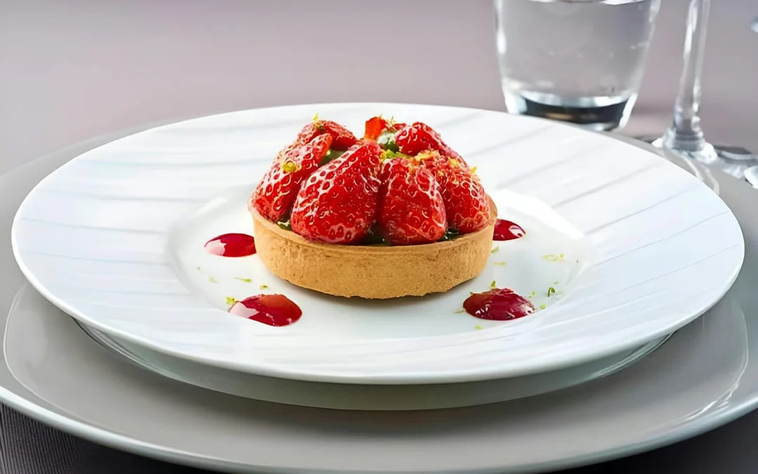 From London: Luxury Escorted Paris Day Trip with Bateaux Parisiens Lunch Cruise Image 7