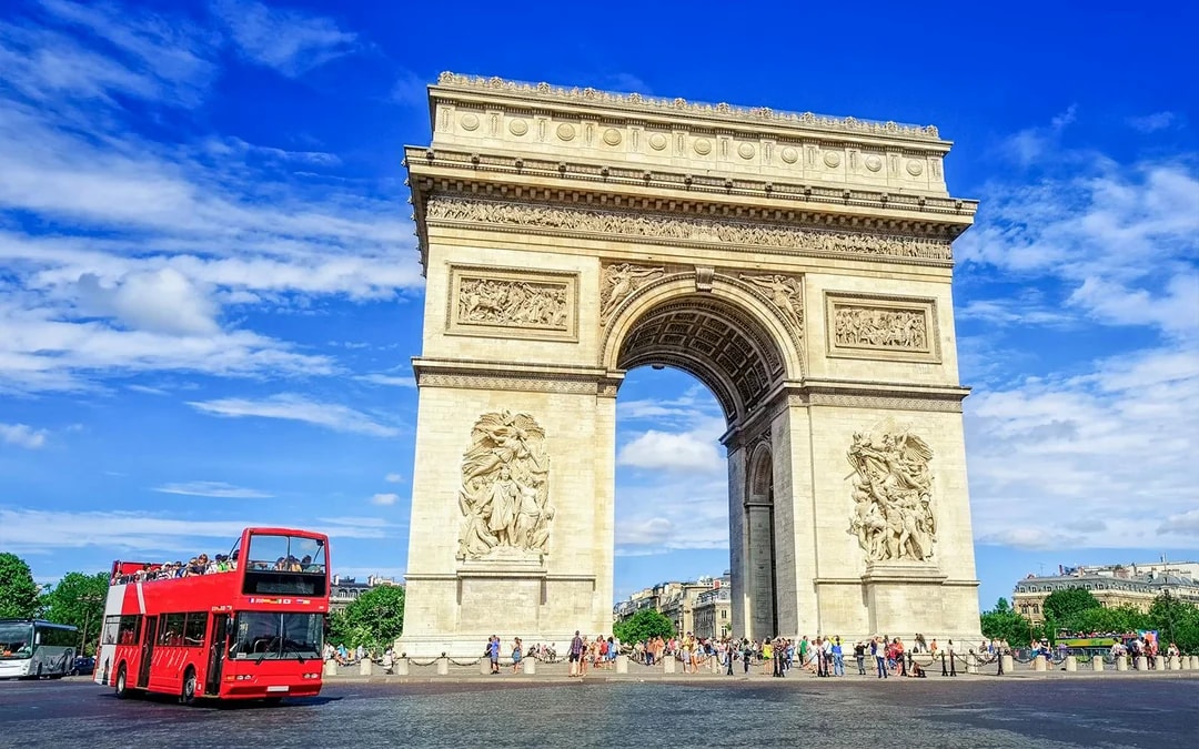 From London: Luxury Escorted Paris Day Trip with Bateaux Parisiens Lunch Cruise Image 8