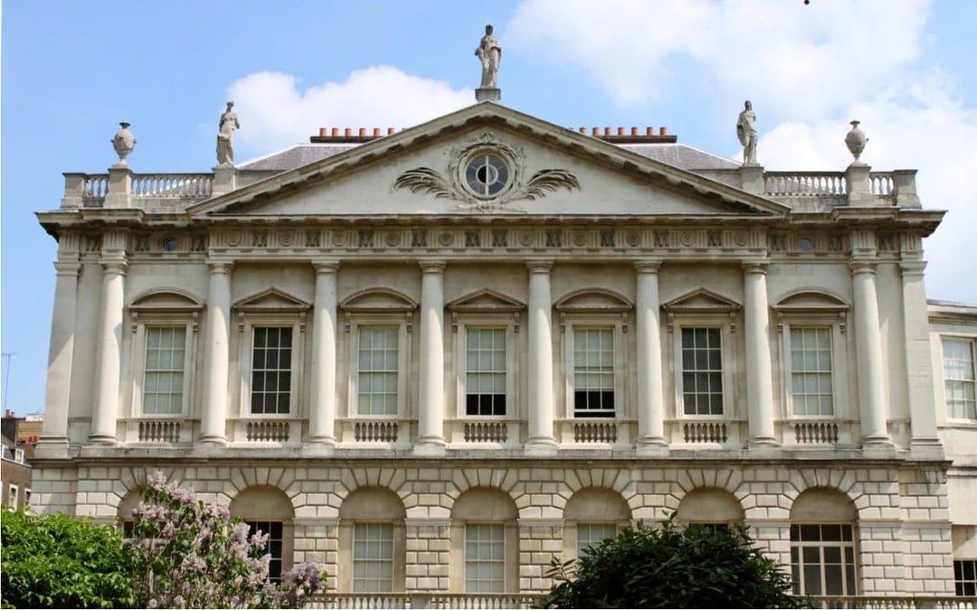 London's Crown Family: Self-Guided City Exploration Game