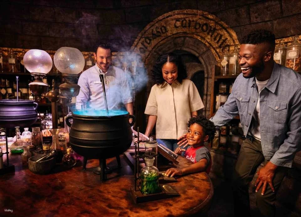 Los Angeles CityPASS®: Warner Bros. Studio Tour + 3 Attractions | United States