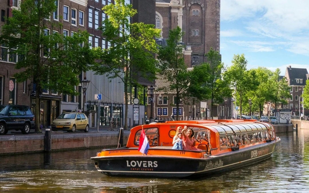 Amsterdam: 1-Hour Sightseeing Canal Cruise on Electric Boat Image 1