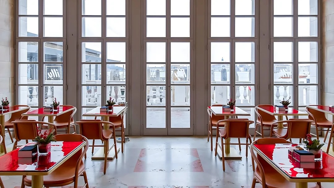 Lunch tables at Illy Cafe with views of Royal Gardens through large windows.