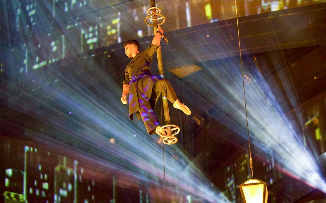 Luxury Dubai Canal Dinner Cruise with La Perle Show Gold Pass Image 6