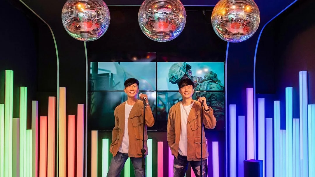 Wax figures of two singers with microphones at Madame Tussauds Singapore.
