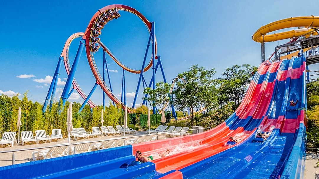 Roller coaster and water slides at Parque Warner and Parque Warner Beach.