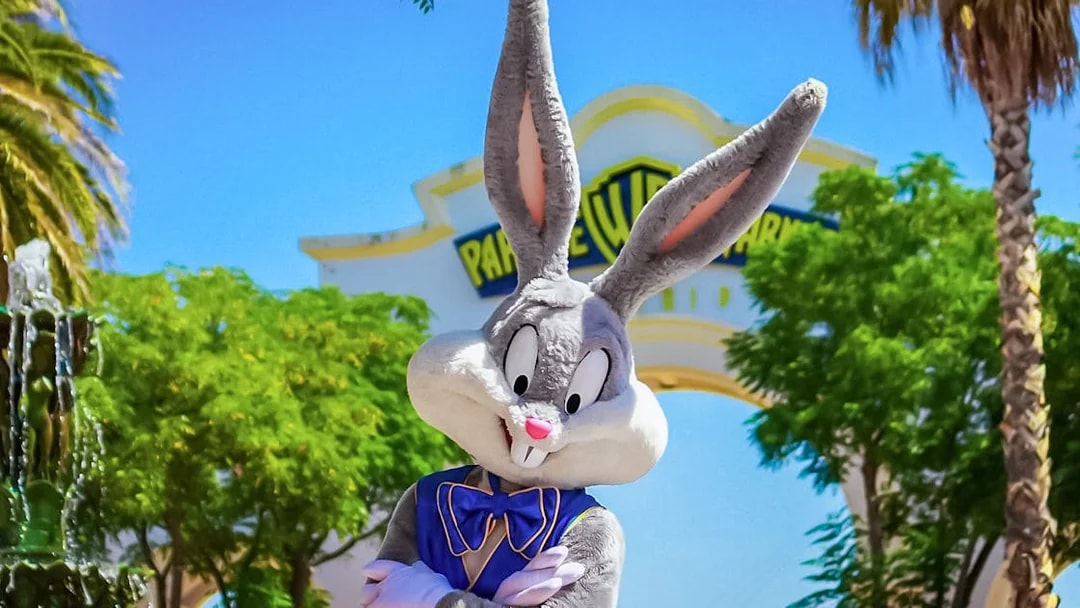 Bugs Bunny welcoming visitors at Parque Warner Madrid entrance.
