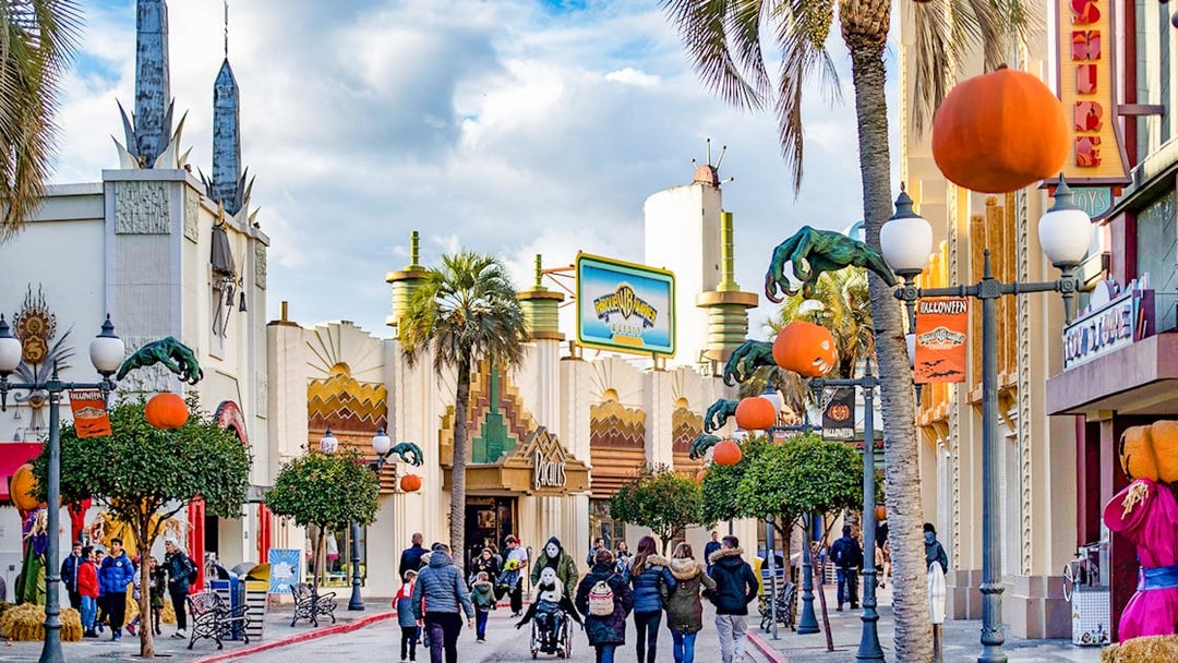 Parque Warner Hollywood Boulevard entrance with movie-themed architecture and Halloween decorations.
