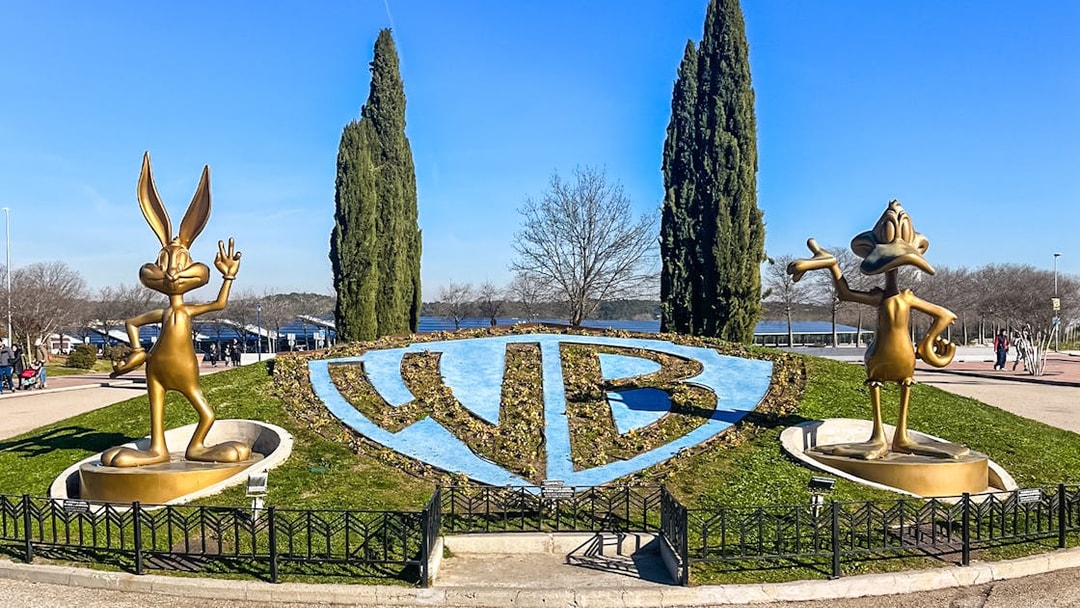 Statues of Bugs Bunny and Daffy Duck at Parque Warner Madrid.