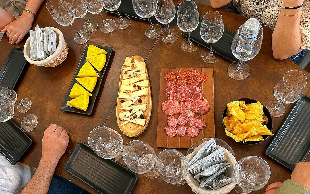 Málaga Andalusian Wine Tasting with 5 Wines and Local Bites Image 9