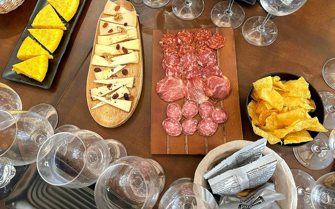 Málaga Wine Tasting with 5 Spanish Wines and Tapas Pairings Image 7
