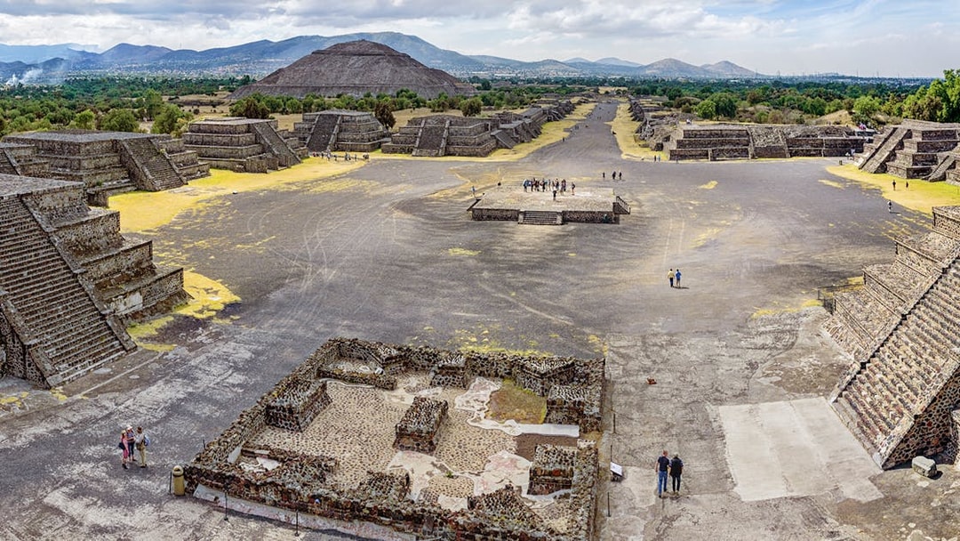Pyramid of the Sun and Avenue of the Dead in Teotihuacan, Mexico, with surrounding ancient structures.