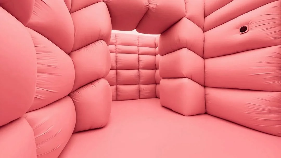 Padded pink room installation at Dreams by Andrés Reisinger, Moco Amsterdam.