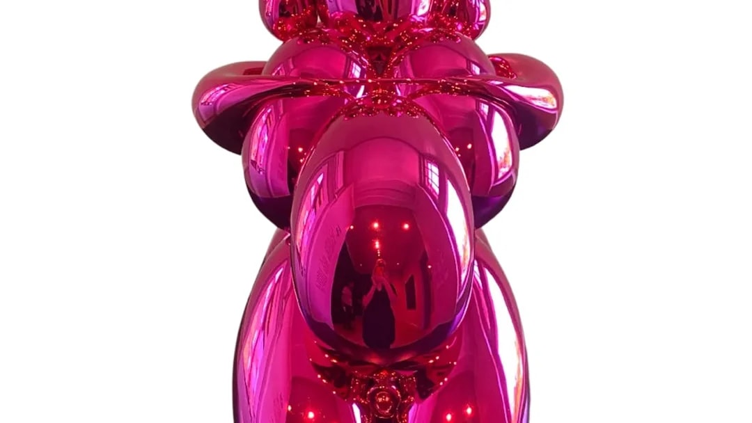 Jeff Koons' pink balloon sculpture at Moco Museum.