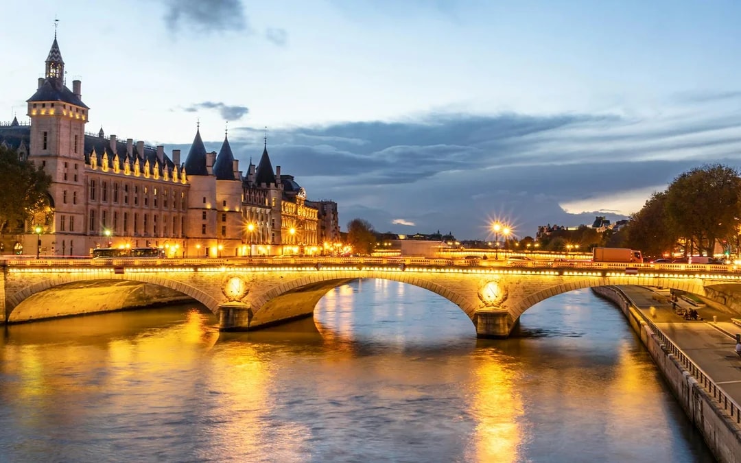 Moulin Rouge Show & Paris City Tour Image 7