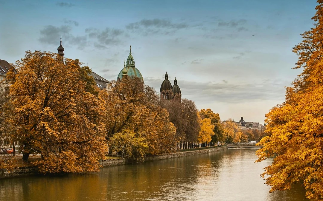 Premium Guided Tour of Neuschwanstein Castle & Linderhof Palace with Transfers from Munich & Admission Tickets Image 4