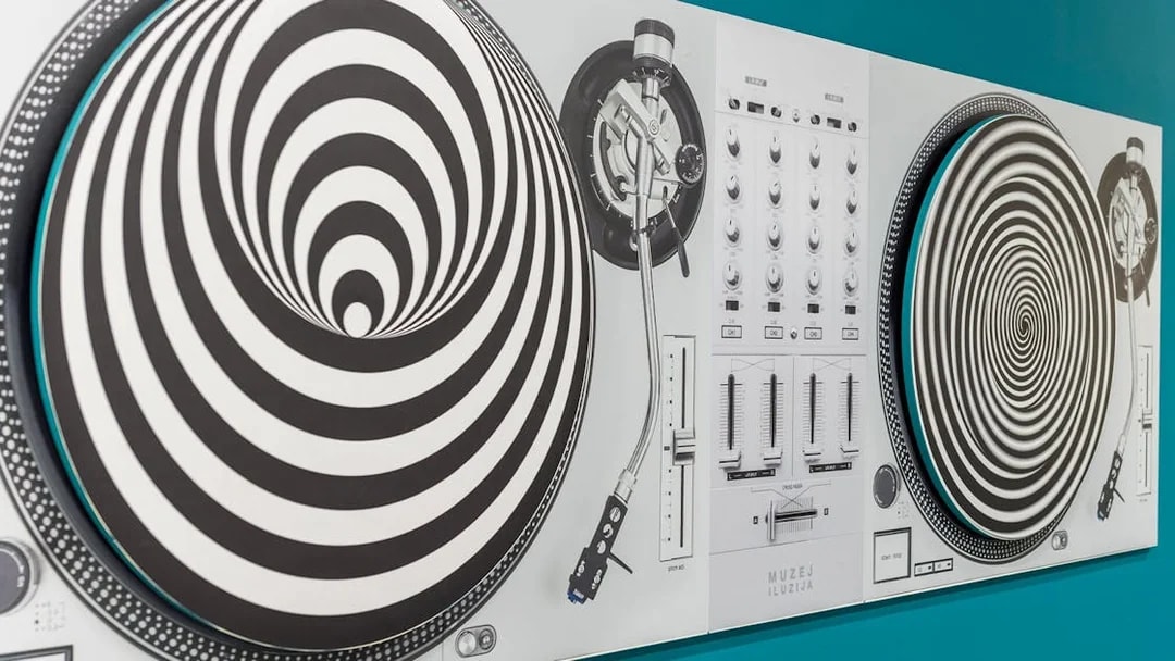 Turntable illusion exhibit at Museum of Illusions, Thessaloniki.