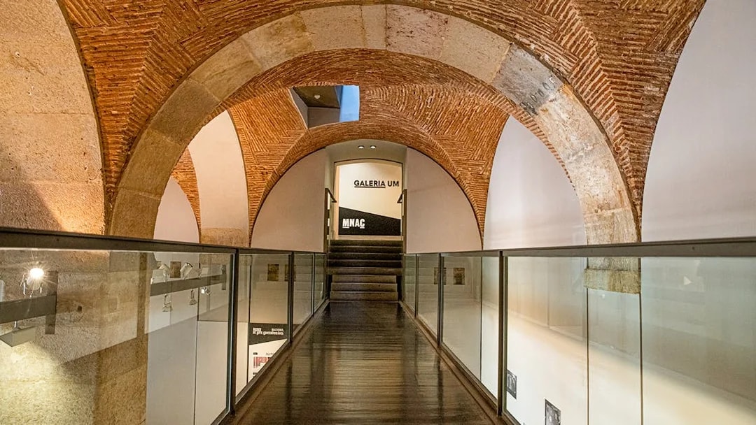 Entrance to Galeria UM at the National Museum of Contemporary Art, featuring arched brick ceiling.