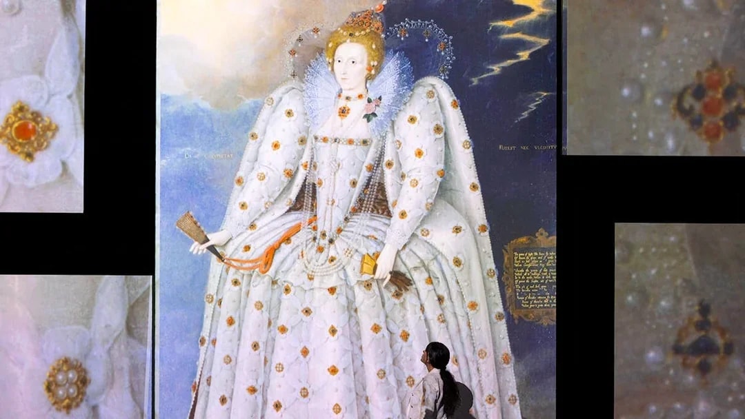 Visitor viewing a large portrait of Queen Elizabeth I at the Frameless National Portrait Gallery Exhibition.