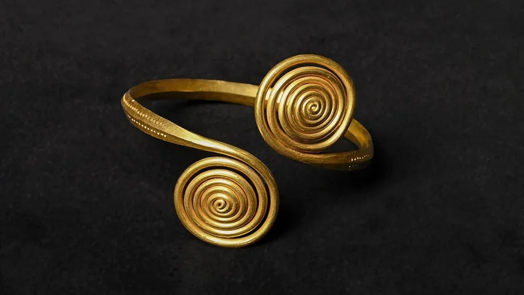 Gold spiral bracelet exhibit at Natural History Museum Vienna.