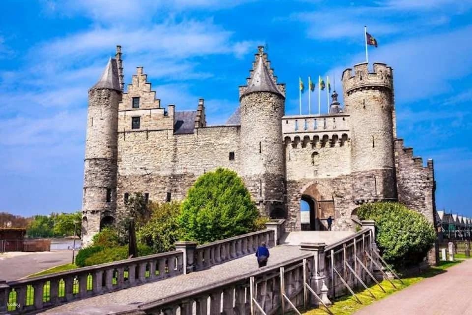Navigate Antwerp's most Insta-perfect spots with a local