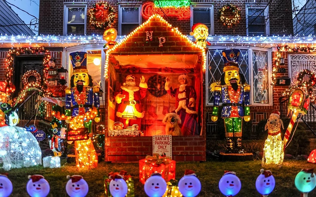 New York Dyker Heights Christmas Lights Bus Tour Image 7