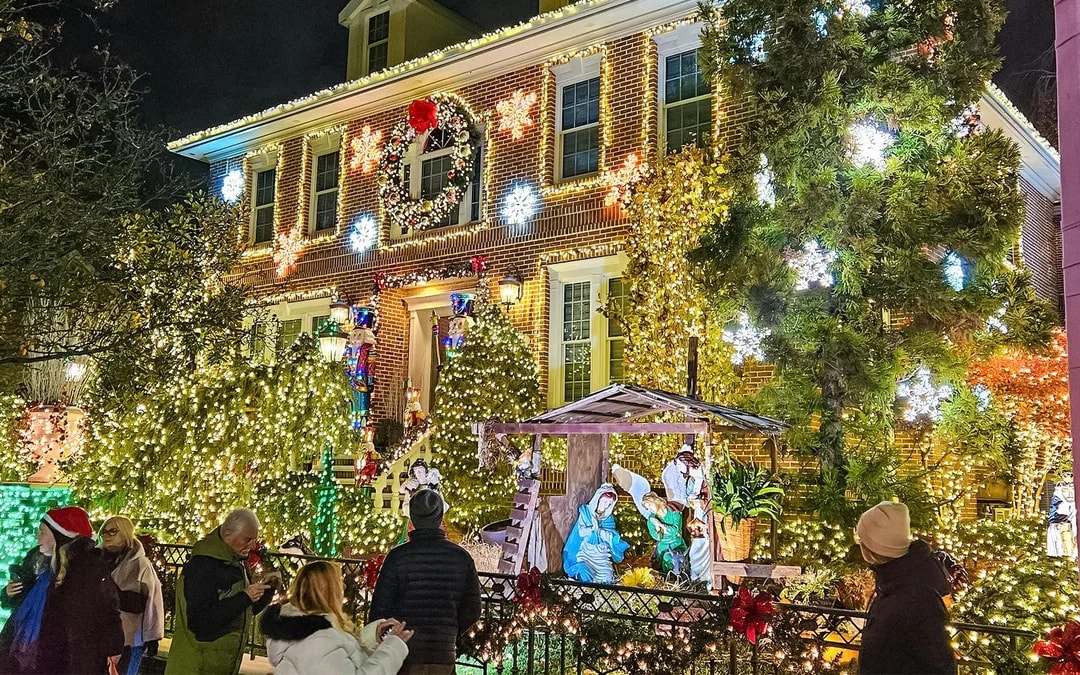 New York Dyker Heights Christmas Lights Bus Tour Image 9
