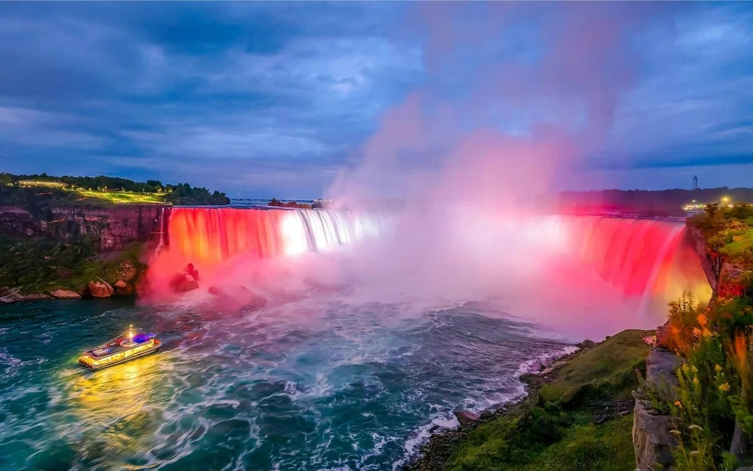 Niagara Falls Canada: Night Walking Tour with Fireworks Cruise