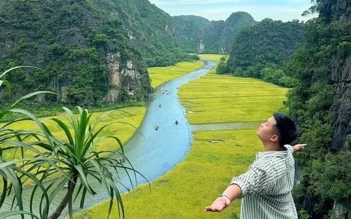 Ninh Binh Day Tour: Hoa Lu, Tam Coc or Trang An Boat Ride, Mua Cave, Lunch, and Transfers from Hanoi
