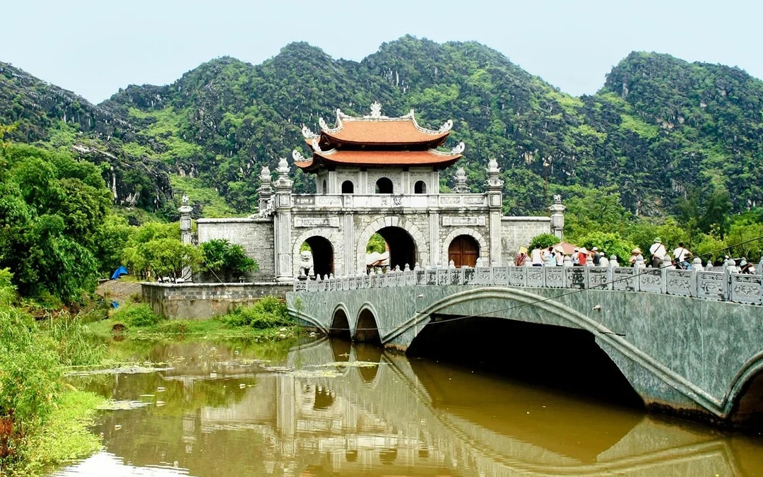 Ninh Binh Tour - Trang An, Hoa Lu/Bai Dinh Pagoda & Mua Caves Image 7